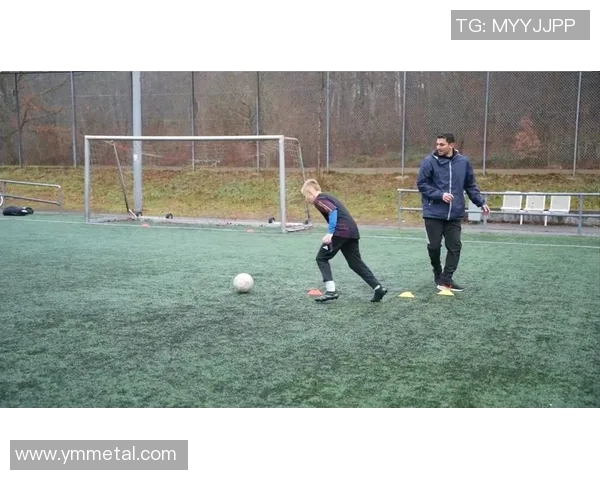 足球场上踩球的球星高清瞬间展现技巧与风采